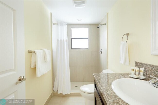 Foto del edificio - 568 NE 66th St