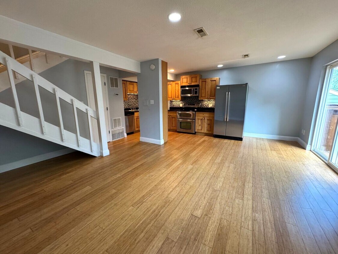 Primary Photo - Prime Location! 2B/1B Condo Near Downtown ...