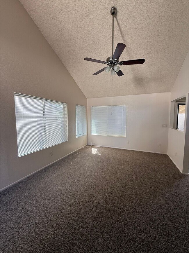 Building Photo - Townhouse rental 2 bedroom plus loft, 2 bath