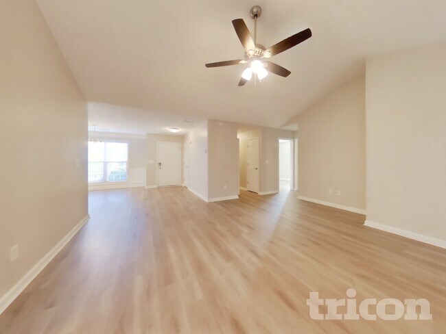 Building Photo - 20 E Lawn Dr
