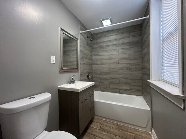 Foto del edificio - 3049 W 59th St
