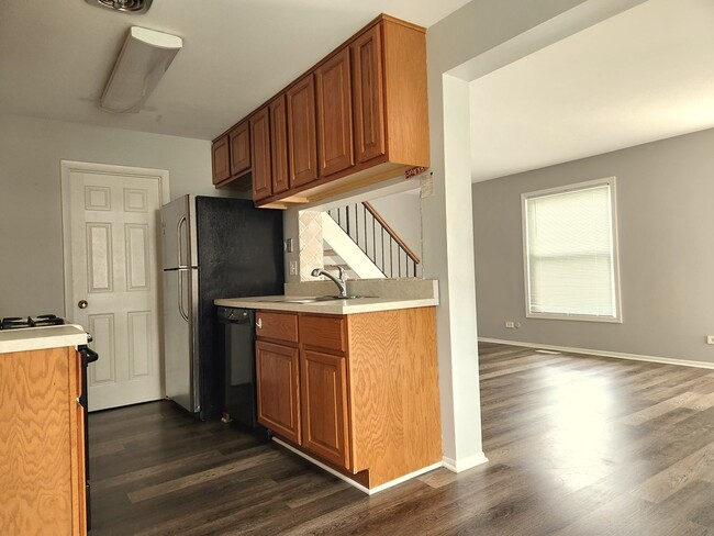 Foto del edificio - 327 Farmingdale Cir