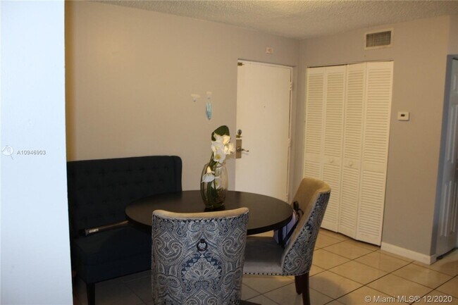Foto del edificio - 3285 Foxcroft Rd