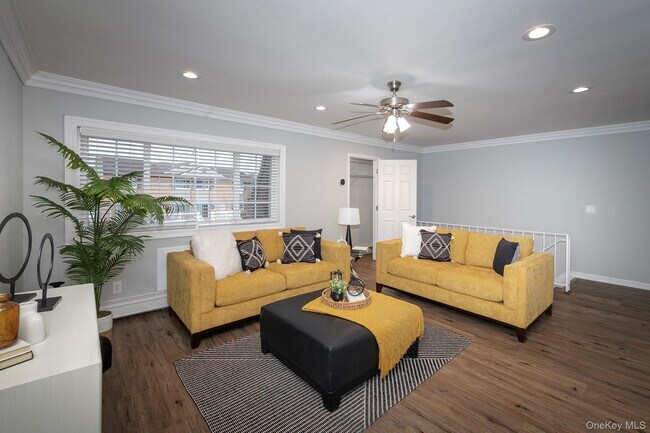 Foto del edificio - 475 Little East Neck Rd