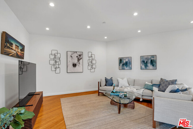 Foto del edificio - 8200 Mannix Dr