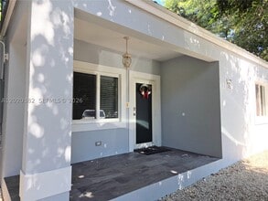 Building Photo - 11 Pompano Ave