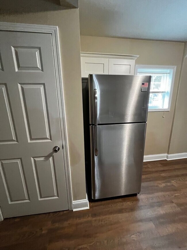 Building Photo - 2 Bedroom / 1 Bath  Johnson City, TN