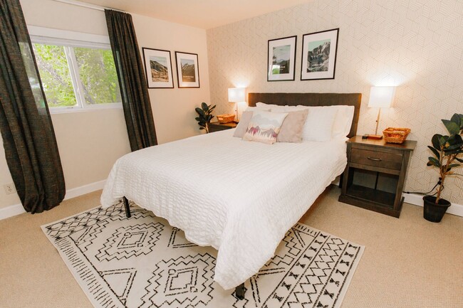 Foto del edificio - Charming 5-Bedroom Home in Club Crest