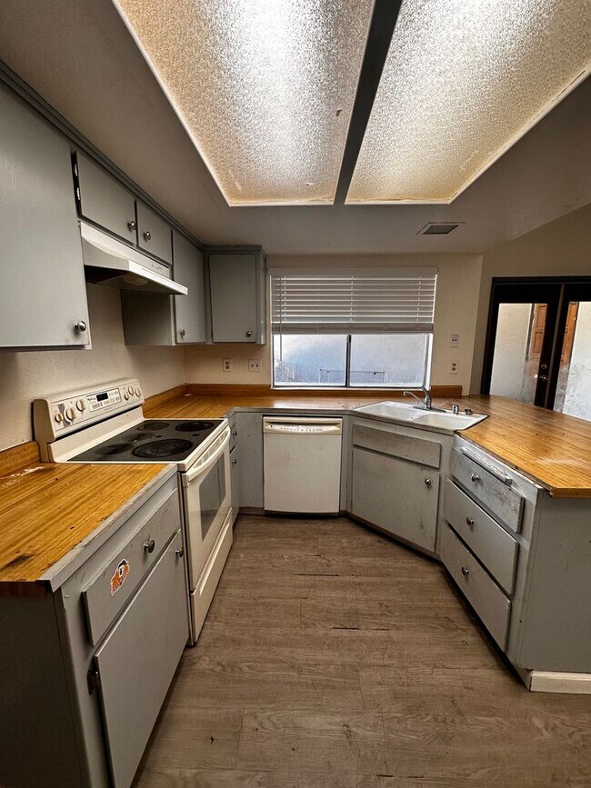 Building Photo - 2 Bedroom 1 Bath Townhouse for Rent