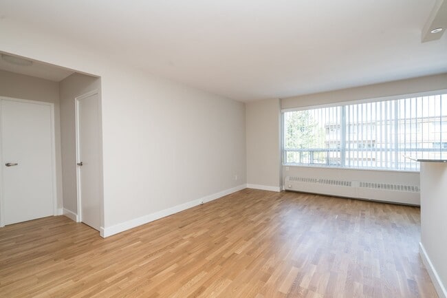 Building Photo - 263-265 Russell Hill Rd