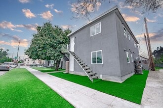 Building Photo - 250 E 79th St