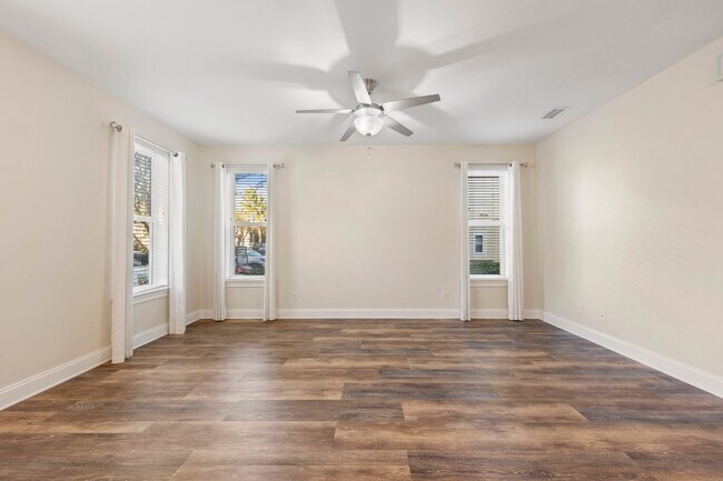 Building Photo - Close to the Beach!  2BR/2BA condo right o...