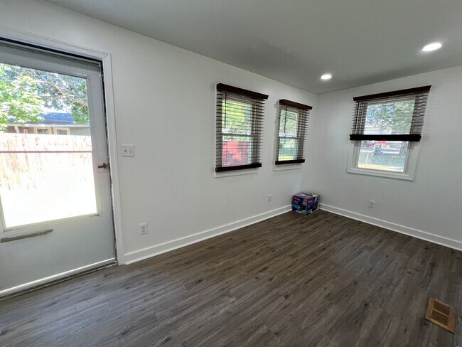 Building Photo - Charming 3 BR/1 BA Single-Family Home in P...