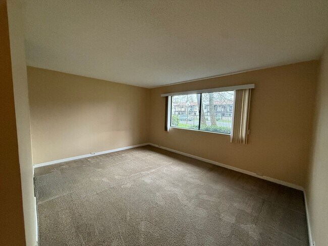 Foto del edificio - 2 Bed| 2 Bath | 967 SF | Single Story | Tenant pays $150 monthly for WS&G