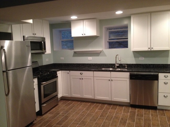 Kitchen - 919 W Newport Ave Apartments