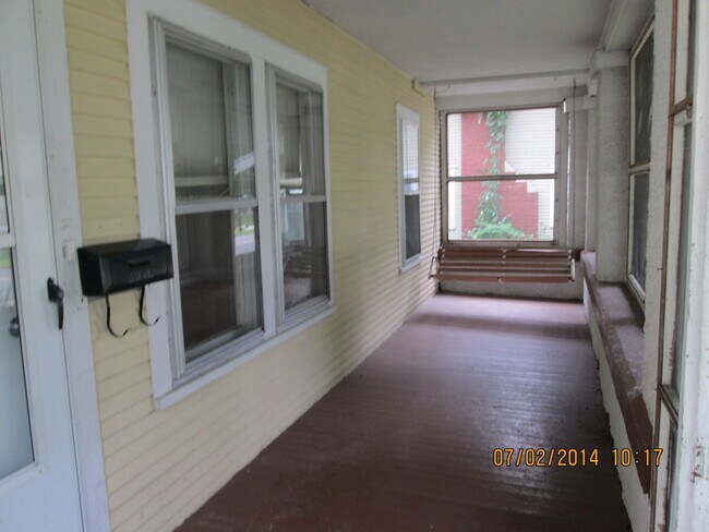 Building Photo - 3 bedroom, 1.5 bath just east of downtown ...