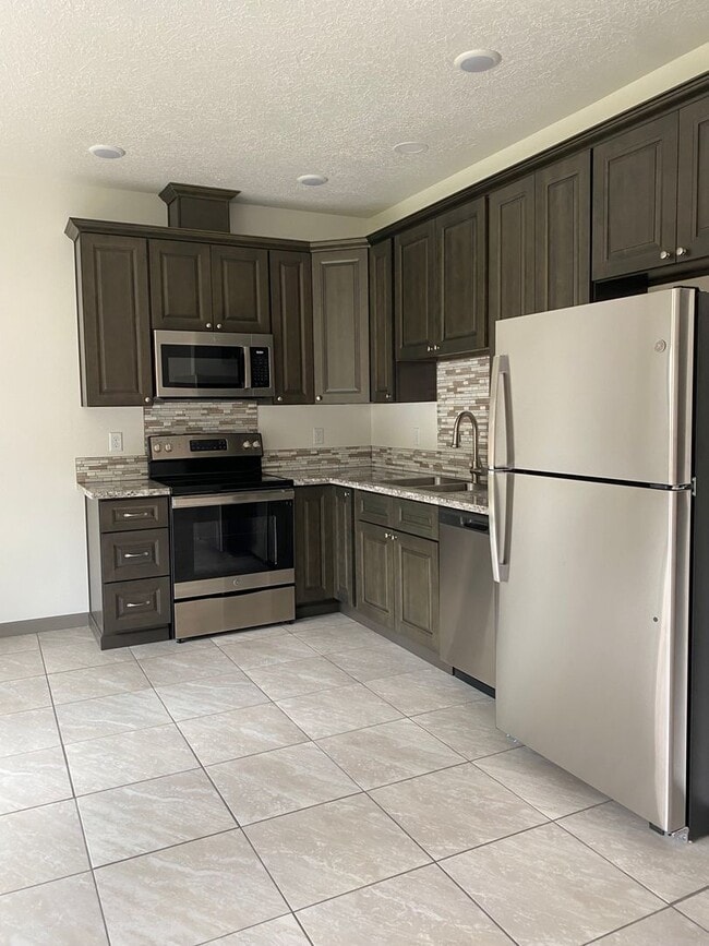 Building Photo - **SPRING SPECIAL- $200 off first months rent**  3 Bedroom Duplex in Veneta