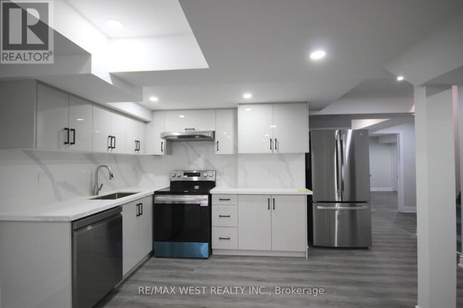 Building Photo - 152 The Queensway