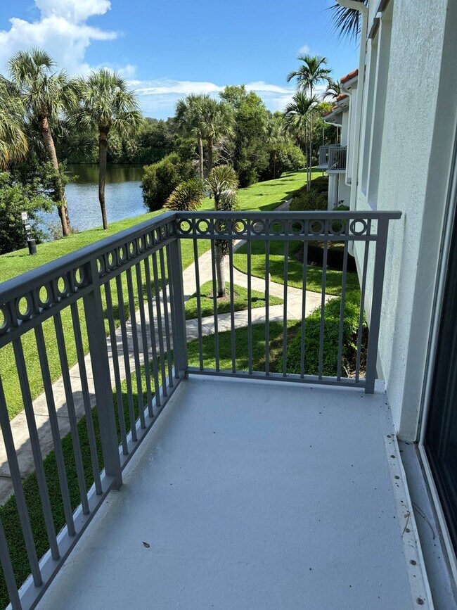 Foto del edificio - 2048 Alta Meadows Ln