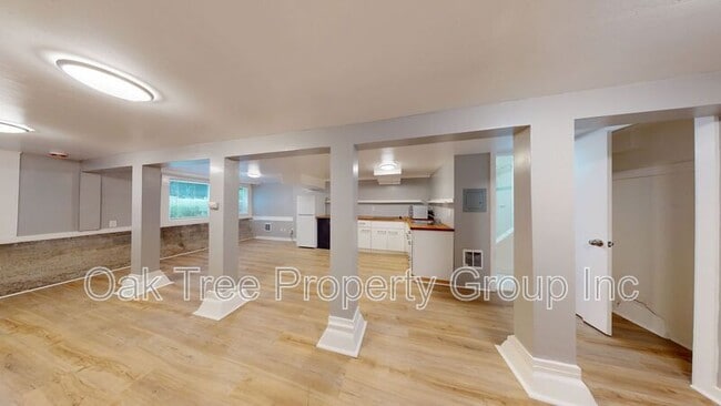 Building Photo - 547 24th St