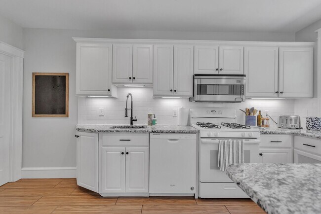Almacenamiento luminoso para cocina y despensa - 2314 Bryn Mawr Ave