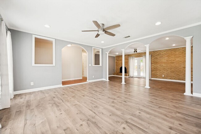 Foto del edificio - Beautifully Updated Home in the Heart of Irving – Prime Location!