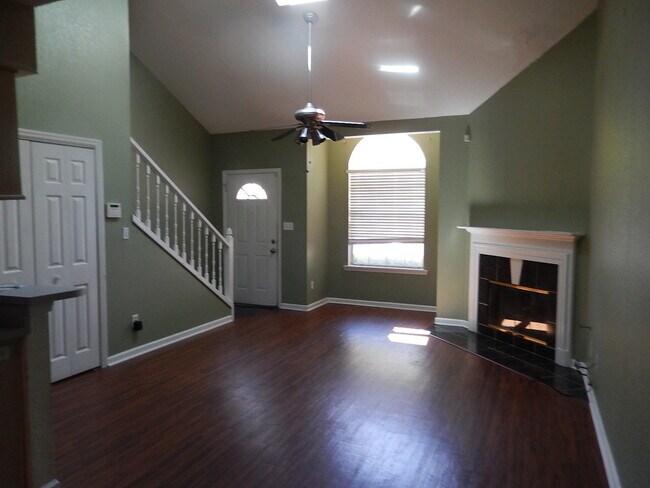 Building Photo - AWESOME 2/2 w/ Loft/Office, Fenced Yard, V...