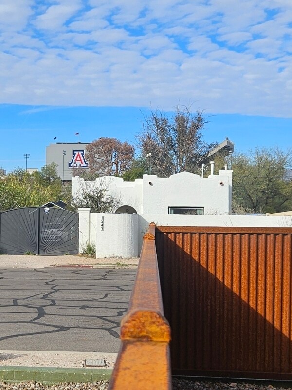 Foto del edificio - 1548 E 9th St