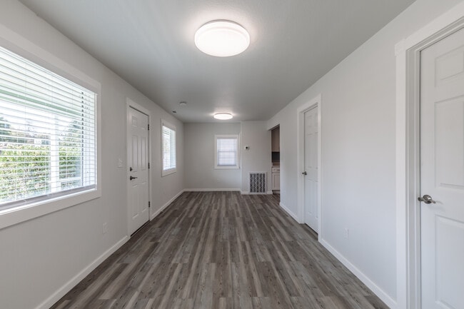 Building Photo - 305 S 7th St