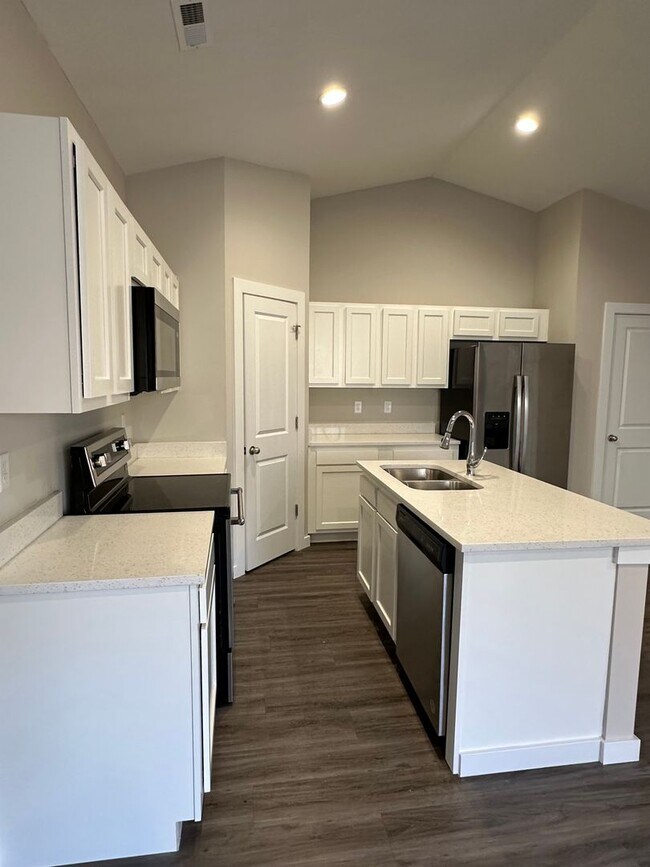 Foto del edificio - Duplex with 2 Car Garage near Goddard- Fir...