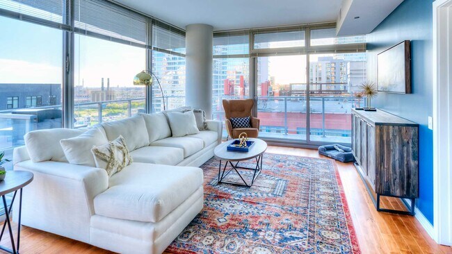 Foto del edificio - 637 S Clark St