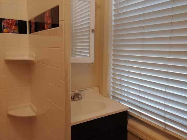 Building Photo - 982 N Randolph St