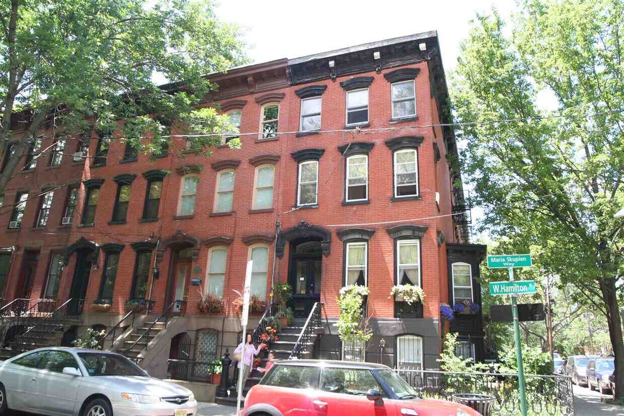 Primary Photo - 24 W Hamilton Pl