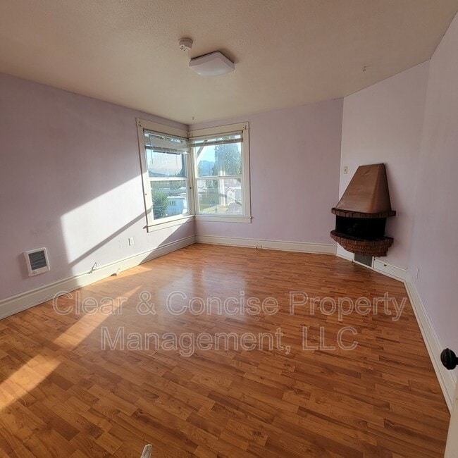 Building Photo - 298 E Oregon Ave