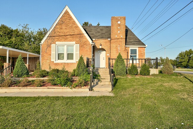 Building Photo - Charming 2-bedroom, 1-bathroom home locate...