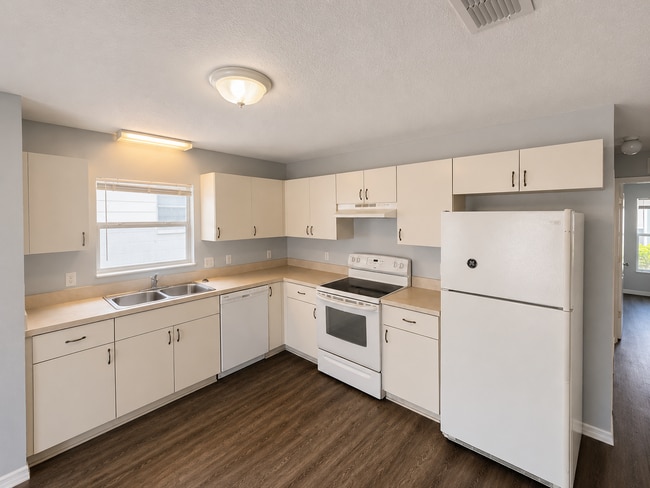 Building Photo - Spacious 2BR/1BA Duplex with Vaulted Ceilings & Bonus Space!
