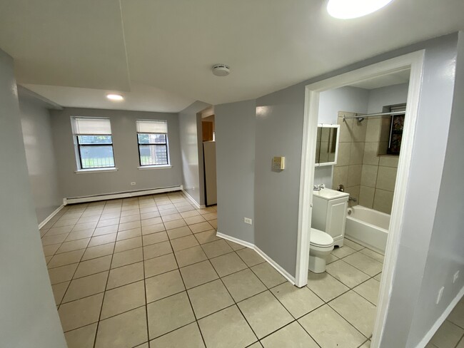 Building Photo - 370 E 60th St