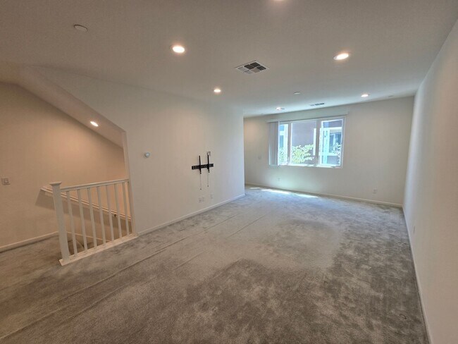 Building Photo - Beautiful 2 Bedroom 2 Bath Townhome in Dublin