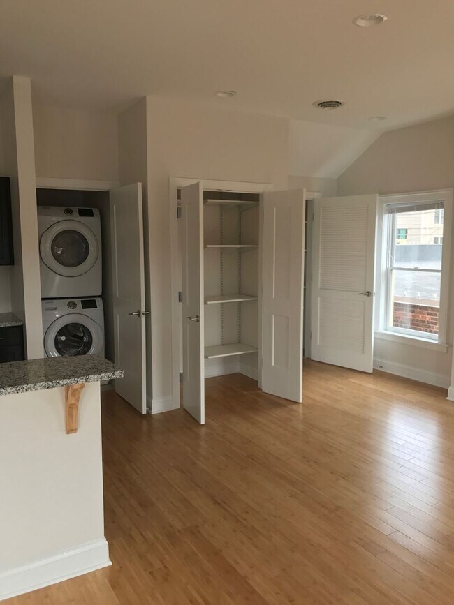 Foto del edificio - Stunning 1-Bedroom Apartment in the Heart of Schenectady!