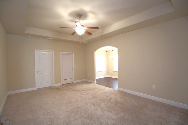 Building Photo - 3BR/2BA Home with Lawn Care Included – Mov...
