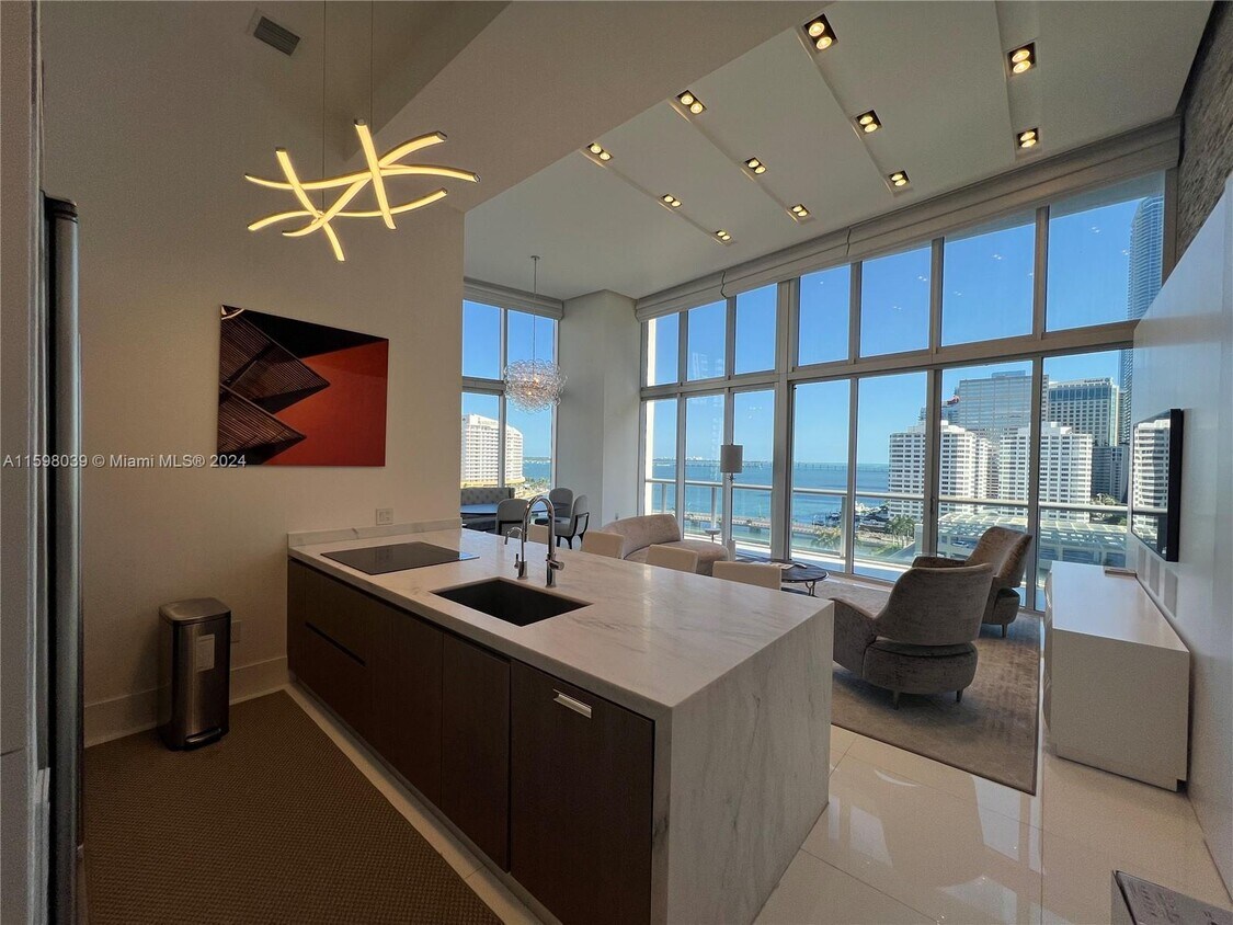 Primary Photo - 495 Brickell Ave