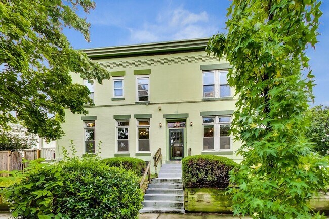 Building Photo - 1603 C St SE