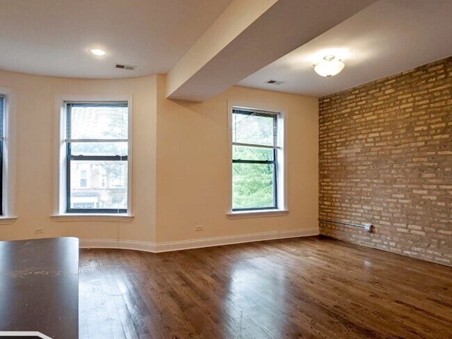 Foto del edificio - 2836 N Albany Ave