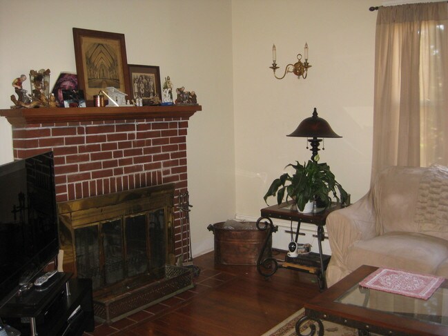 82 Fairmount St Unit 1 Huntington Ny 11743 Apartment For Rent