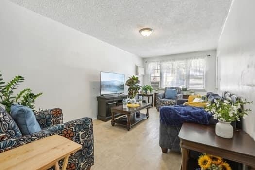 Foto del edificio - 6417 Grand Ave