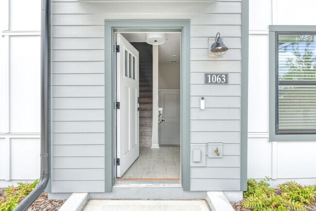 Foto del edificio - Charming 2BR Townhome in Jacksonville