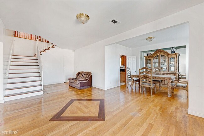 Foto del edificio - 5 br, 3 bath House - 1316 West 62nd Street
