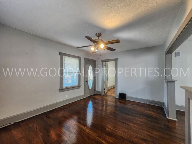 Foto del edificio - 2 Bedroom 1 Bath Home with 2 Car Garage in...