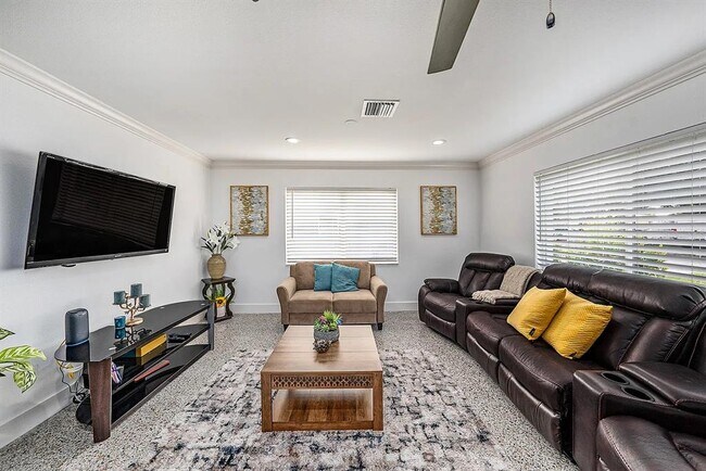 Building Photo - 8017 Dell Dr