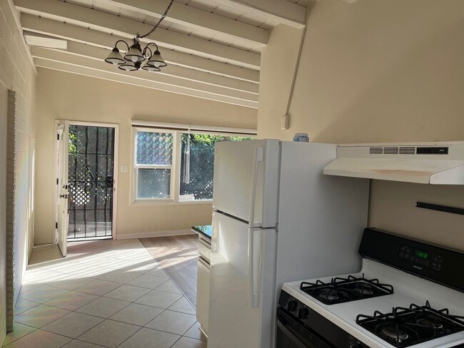 Building Photo - 495 Hillview St